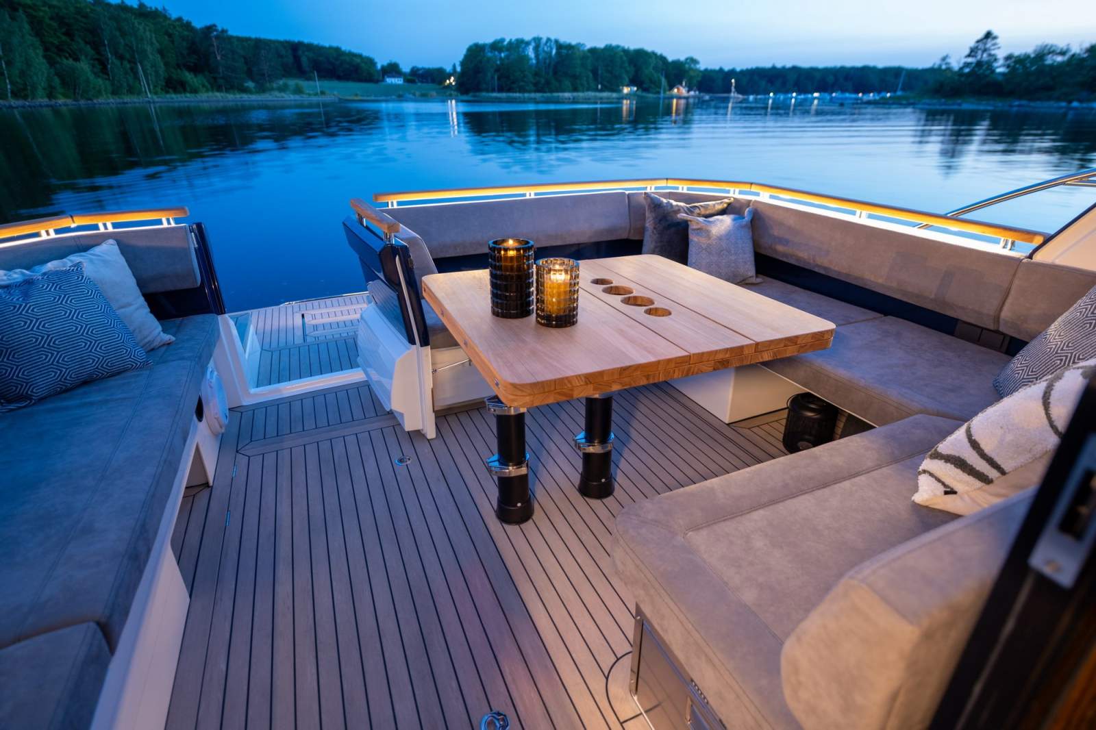 Marex 440 Scandinavia, Aft cockpit dining