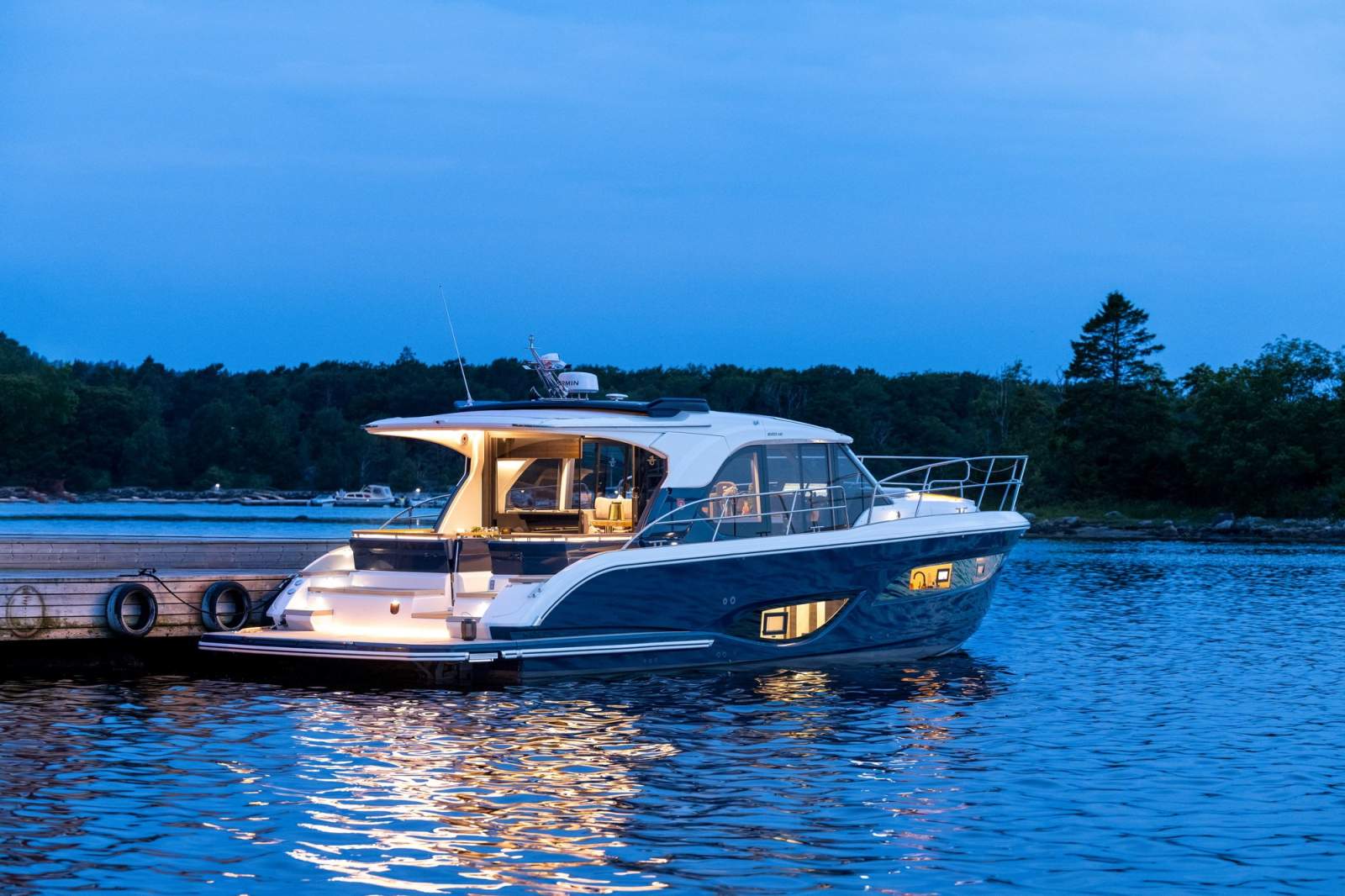 Marex 440 Gourmet Cruiser, Smart Canopy Solution