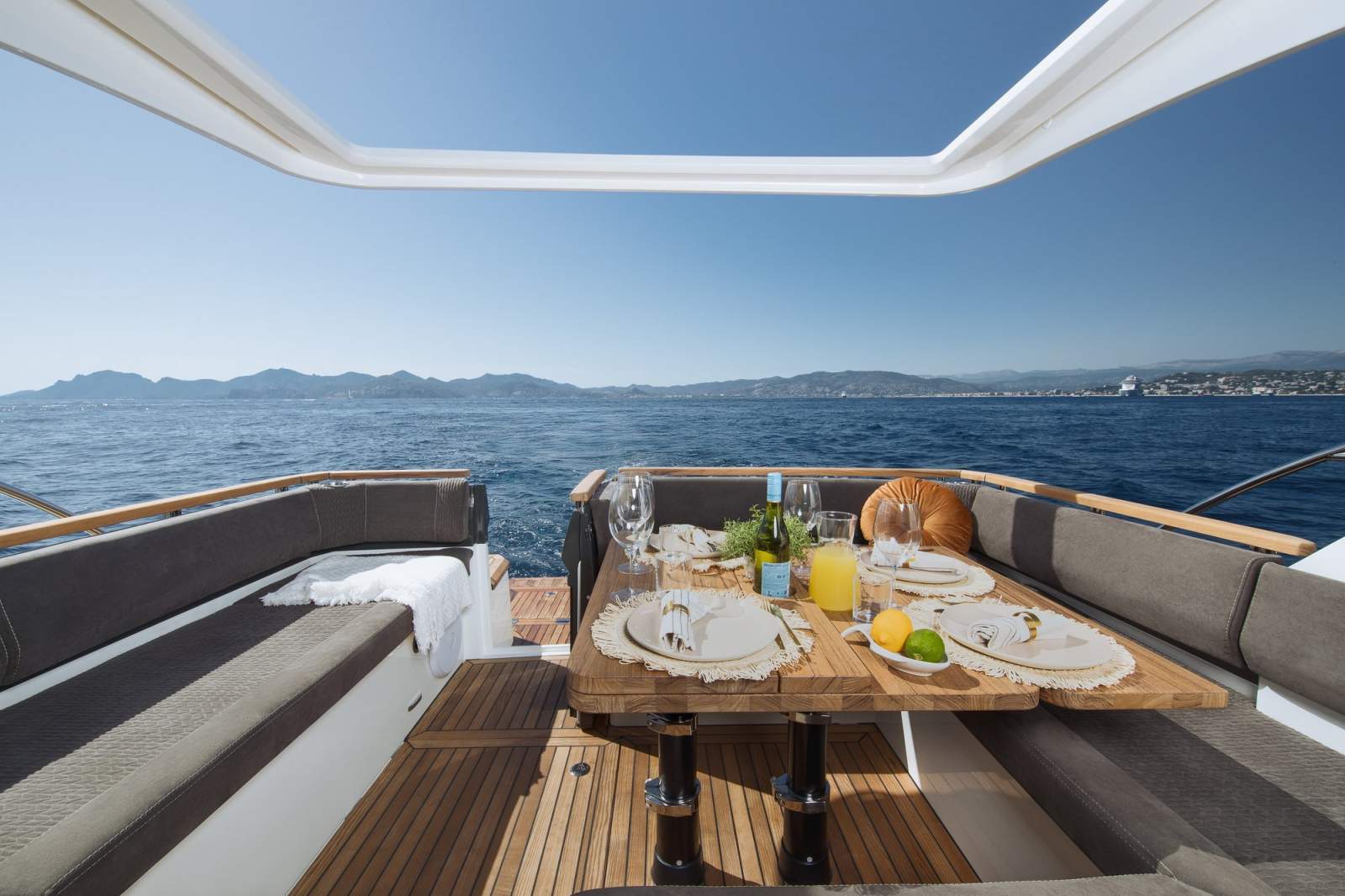 Marex 390 family living space
