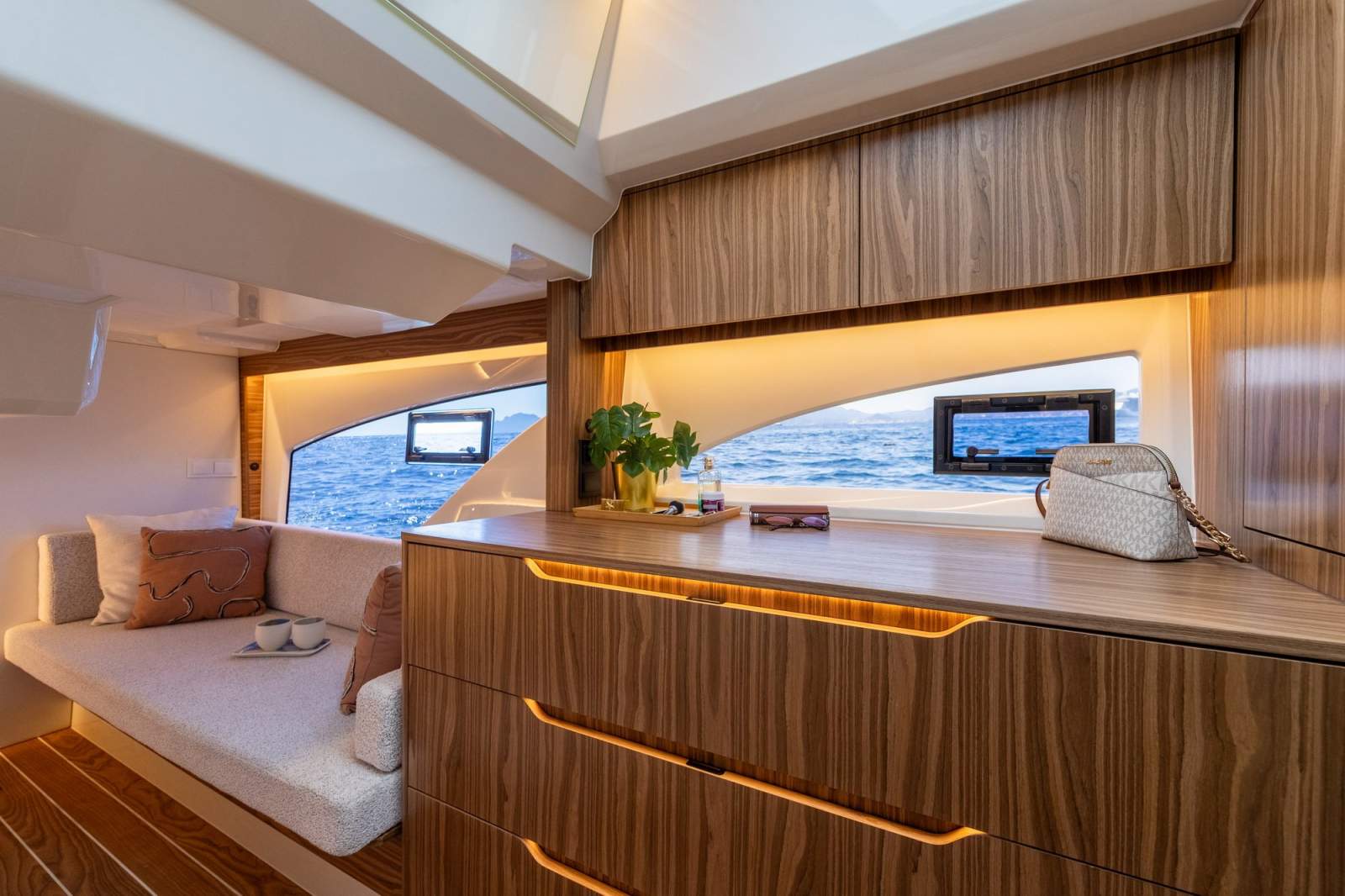 Marex 390, Midship cabin