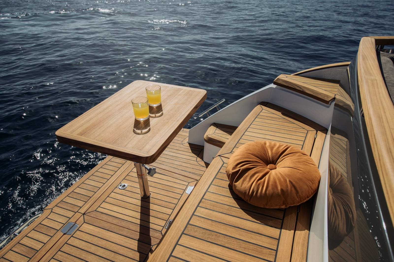 Marex 390, Beach Club Table