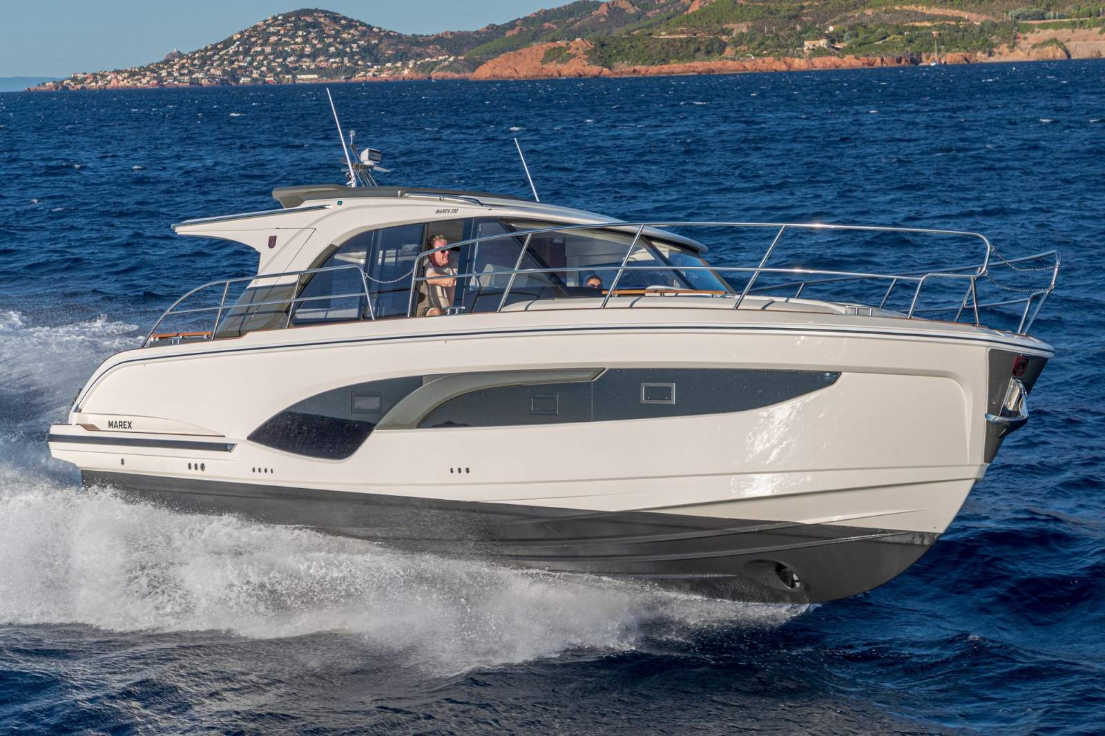 Marex 390, Variable-V hull.