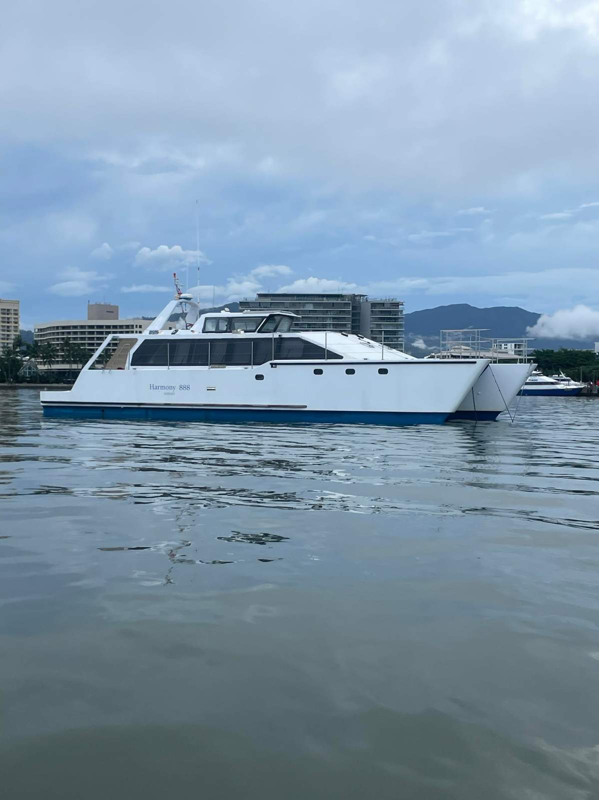 Malcolm Tennant 16m Powercat Sounder16