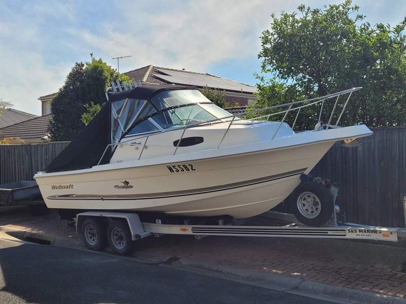 Wellcraft 220 Off Shore Tournament Walk Around Offshore long range tank and accomodation comfort