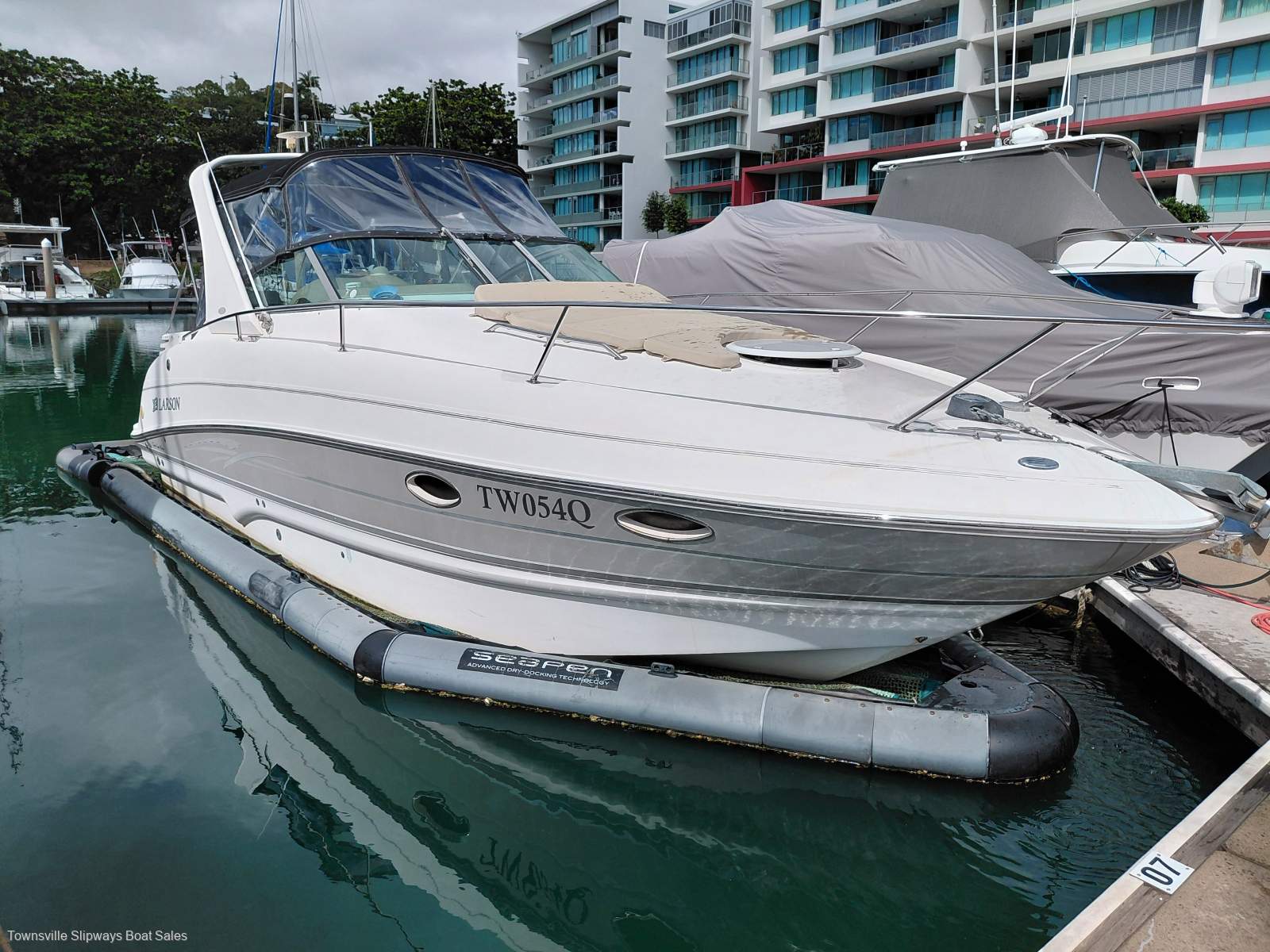 Larson Cabrio 274 For Sale With Seapen