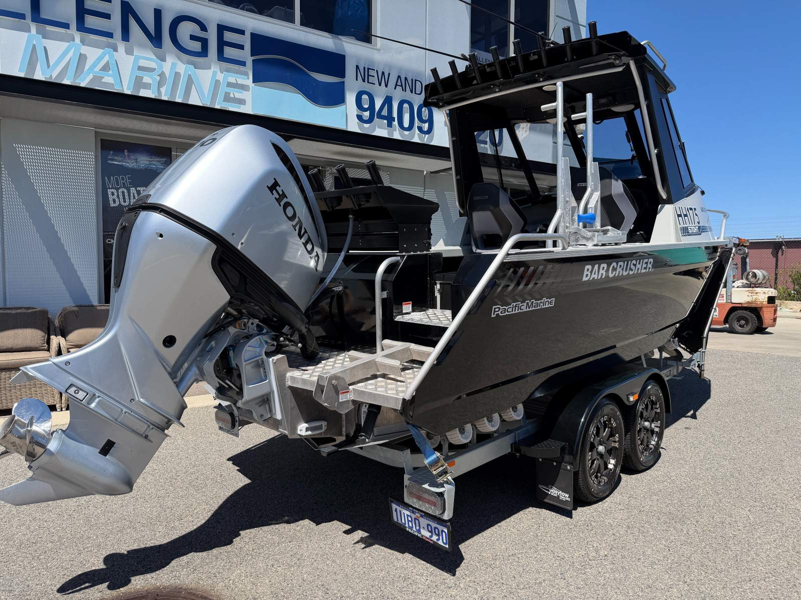 Bar Crusher 670HT with Honda 200HP 4 Stroke only 61 hours