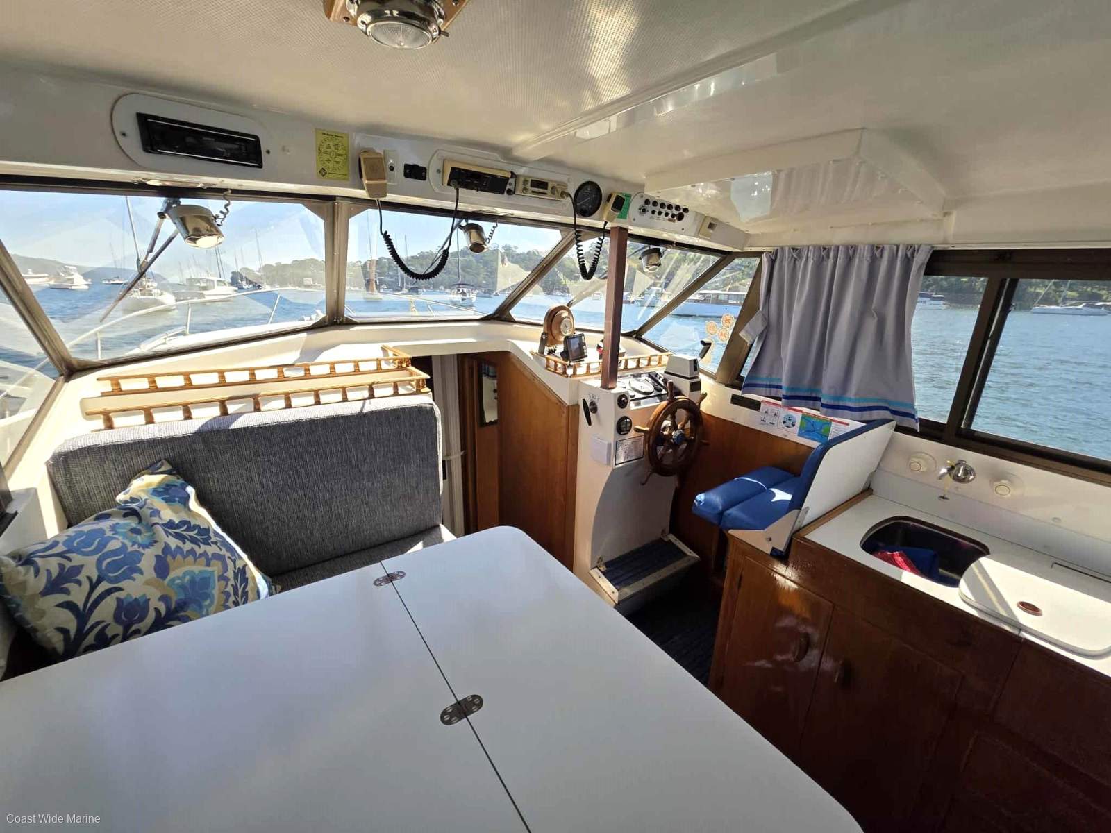 CruiseCraft Executive 800 Flybridge Cruiser