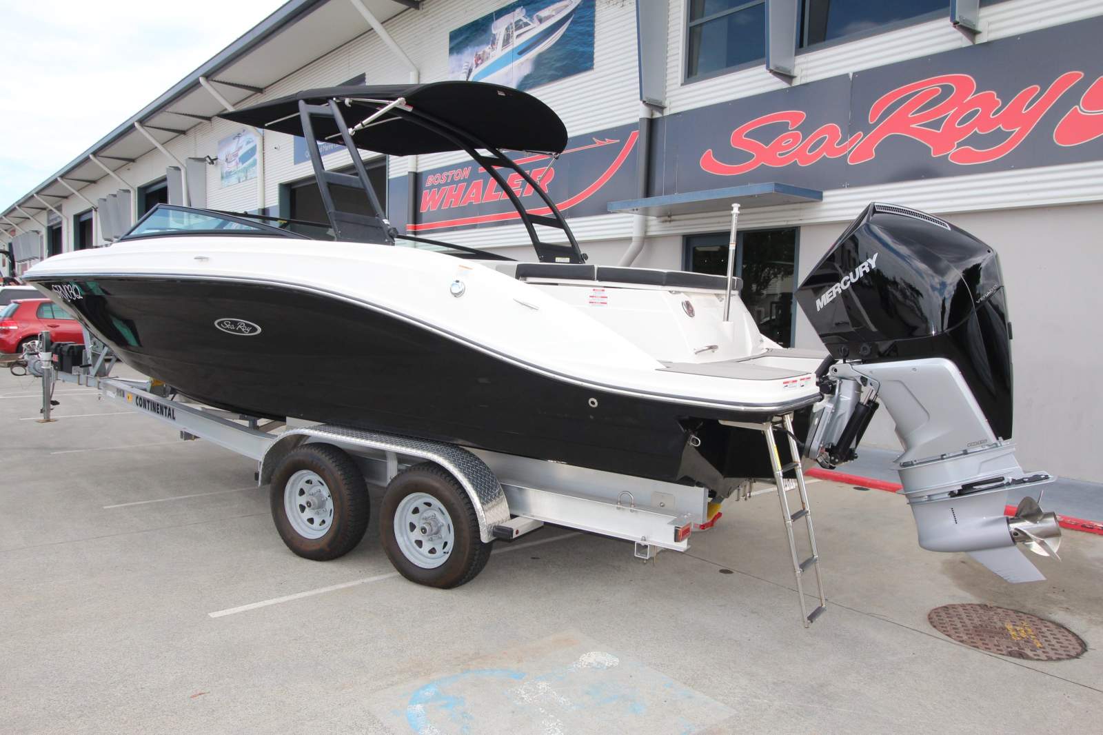 Sea Ray 230 SPX OB Bowrider