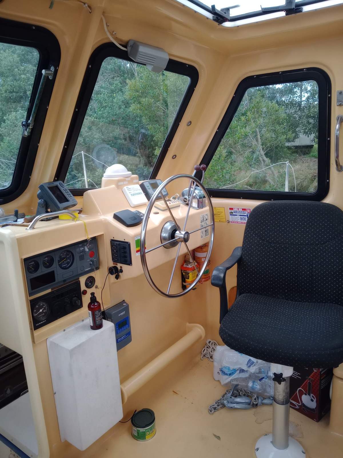 Adams 10.9 Motor Sailer:Steering station