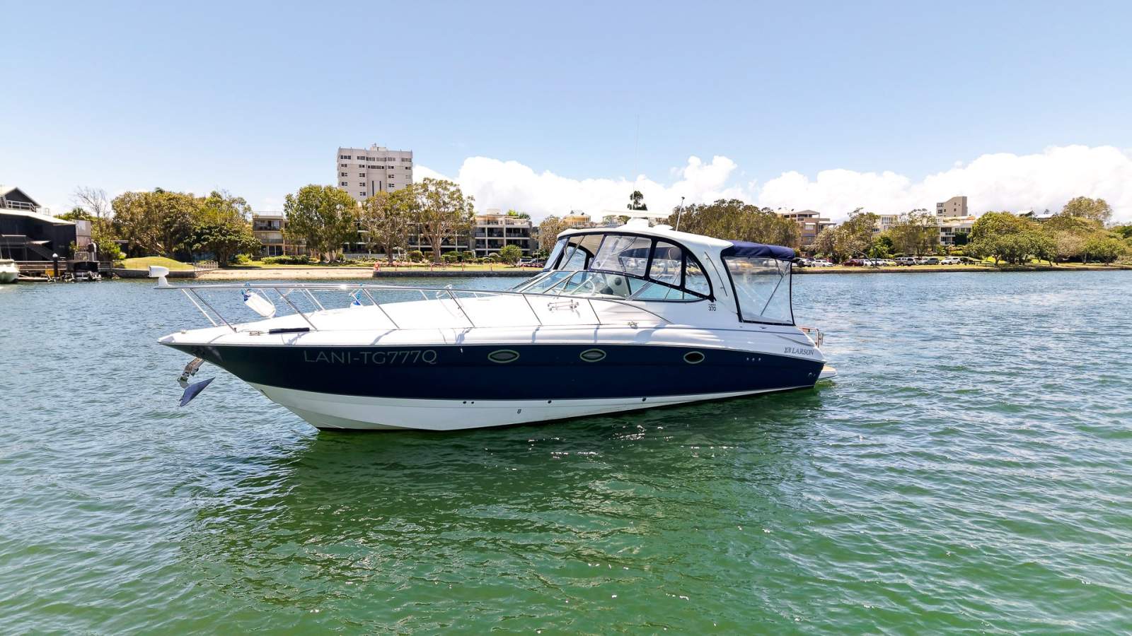 Larson Cabrio 370 Sports Cruiser