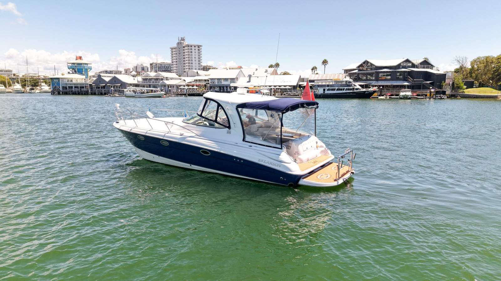 Larson Cabrio 370 Sports Cruiser