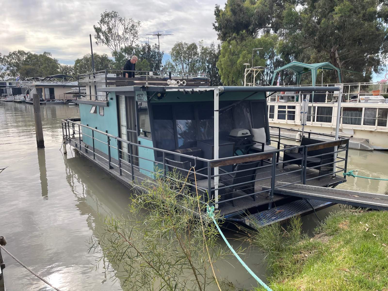 1 bedroom monohull houseboat:Entrance to boat is via the sliding door