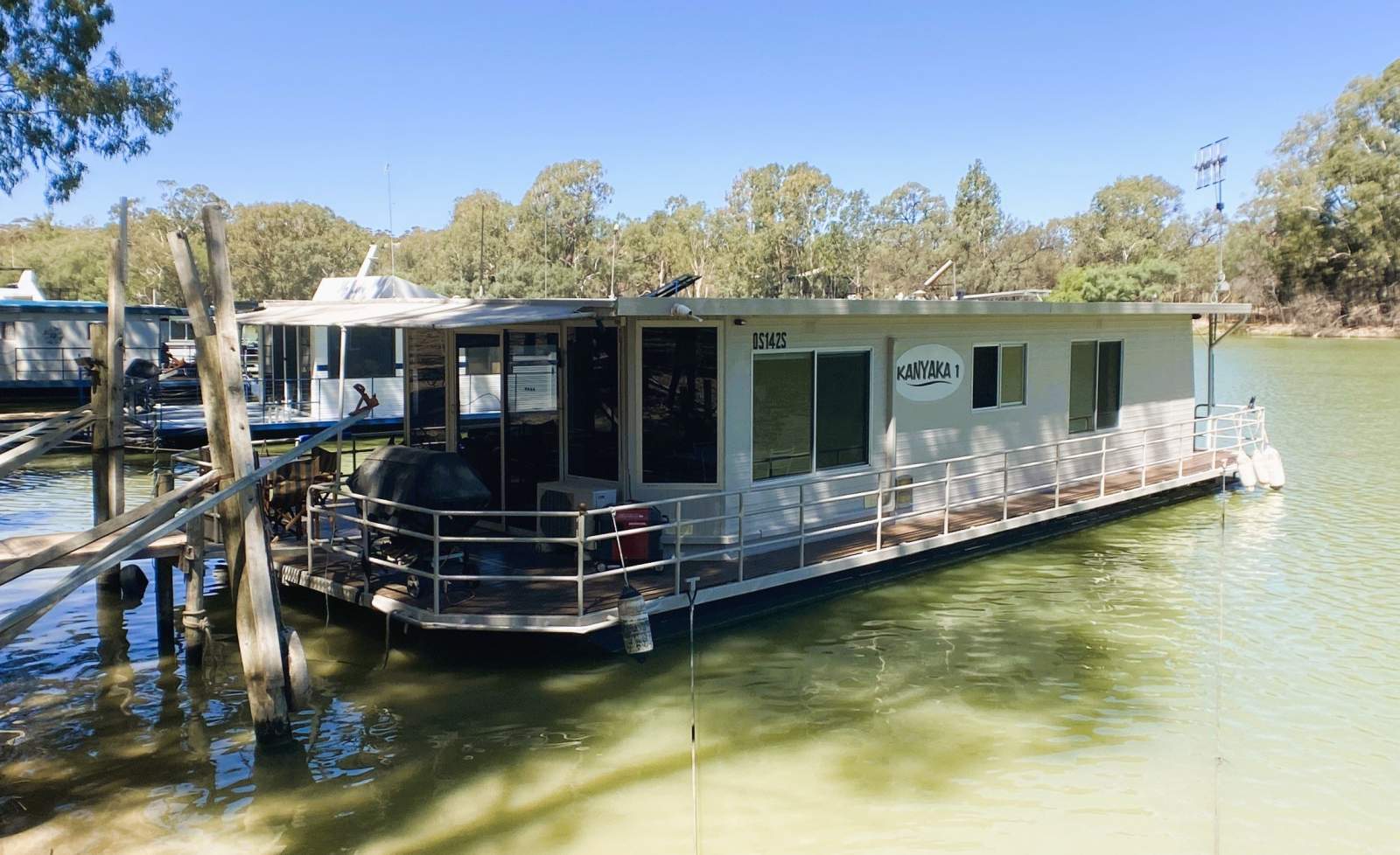 "Kanyaka1" Beautiful 3 x Bed, 1 x Bath, Houseboat.