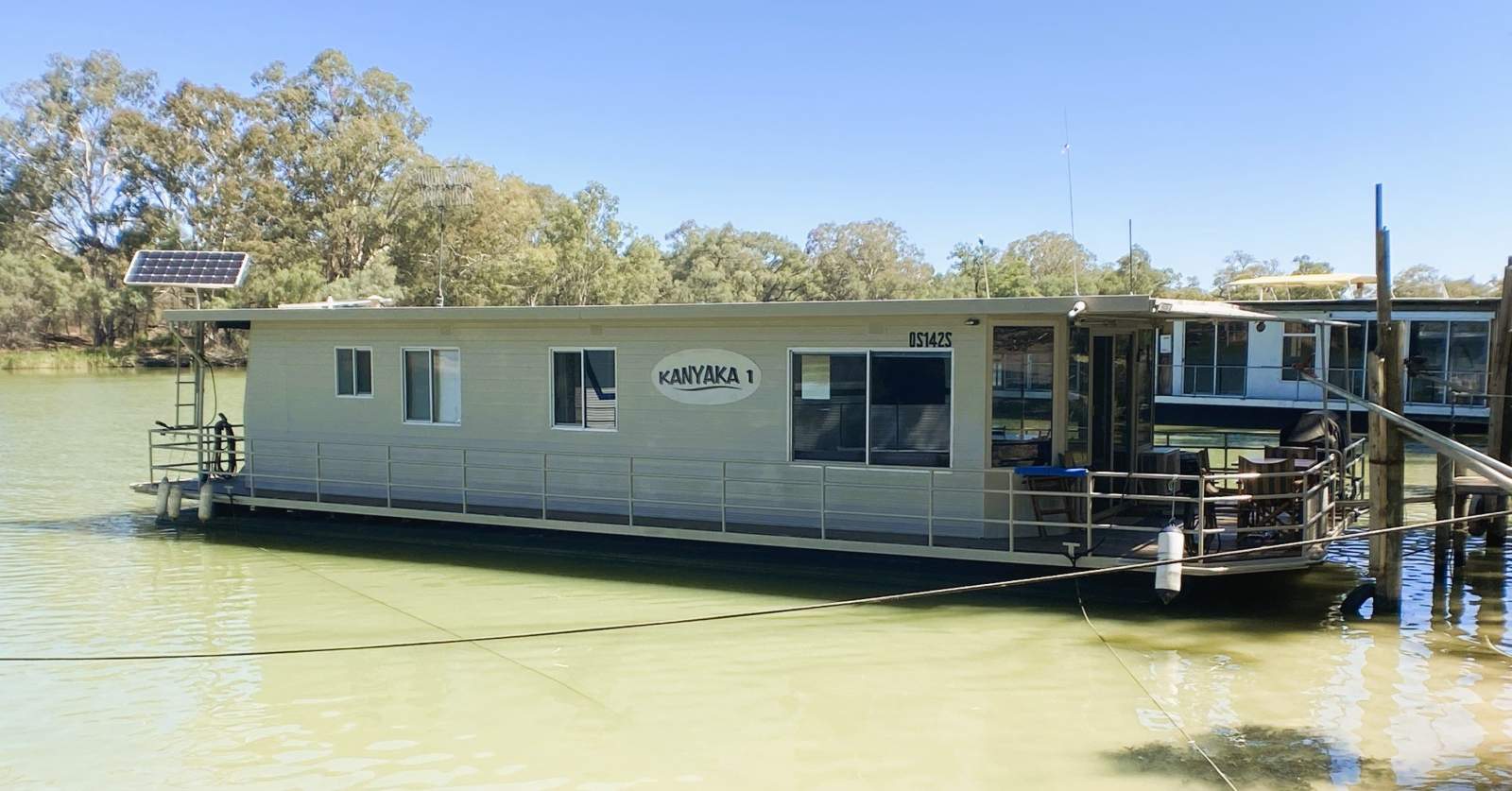 "Kanyaka1" Beautiful 3 x Bed, 1 x Bath, Houseboat.