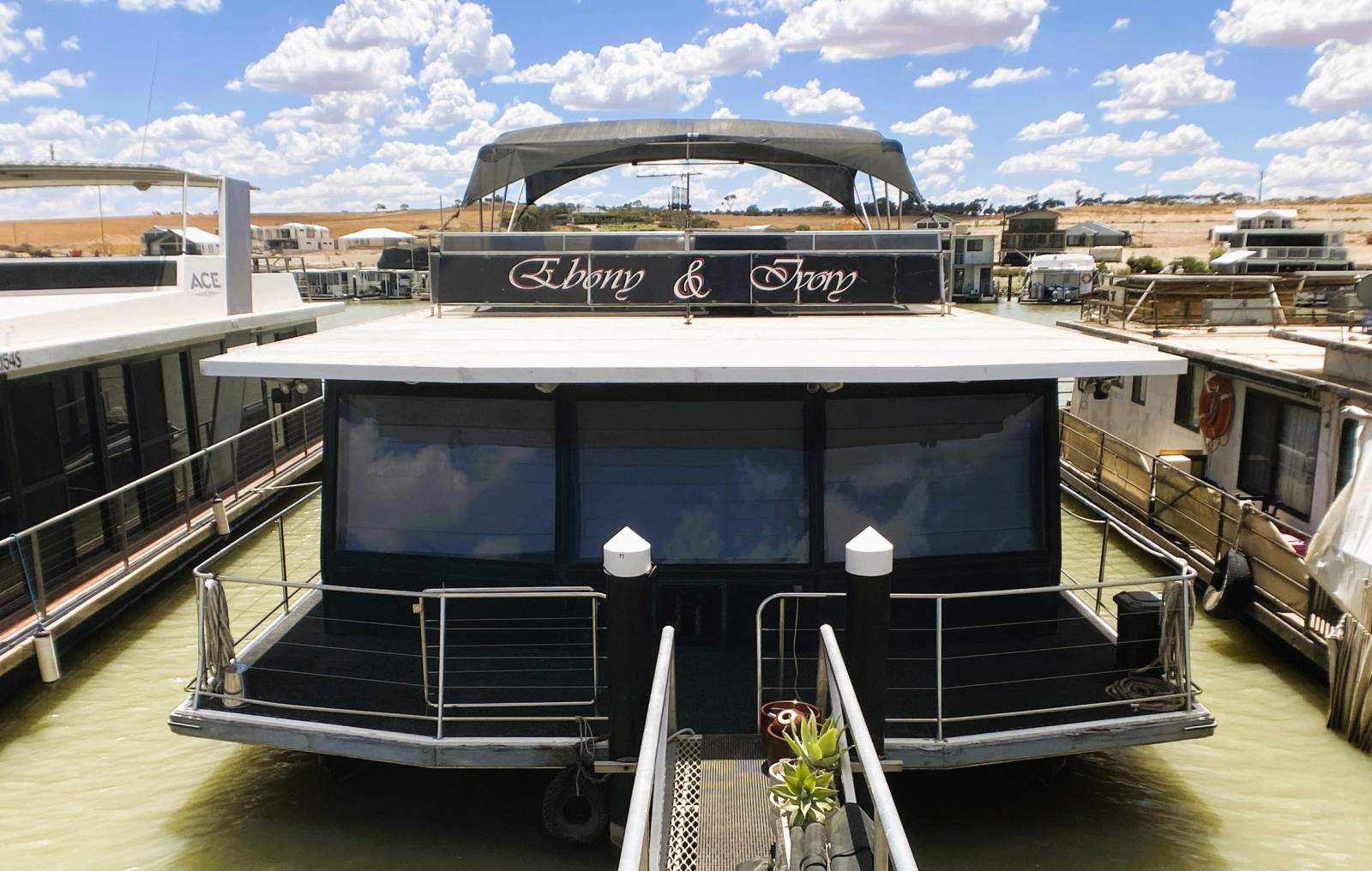 "Ebony & Ivory" Dual Deck, 2Bed, 1Bath, Houseboat.