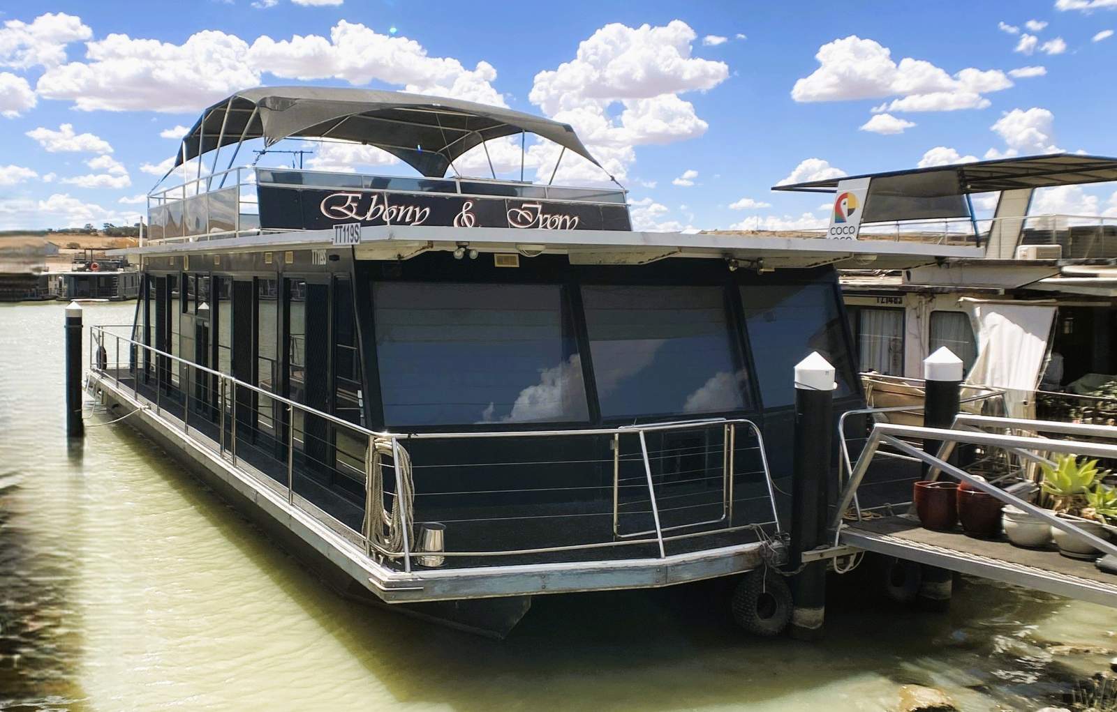 "Ebony & Ivory" Dual Deck, 2Bed, 1Bath, Houseboat.