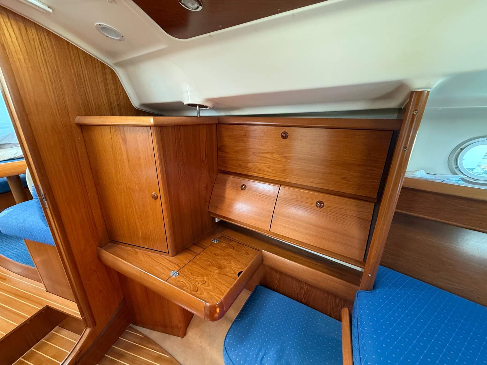 Jeanneau 40 Deck Saloon – Beatrice