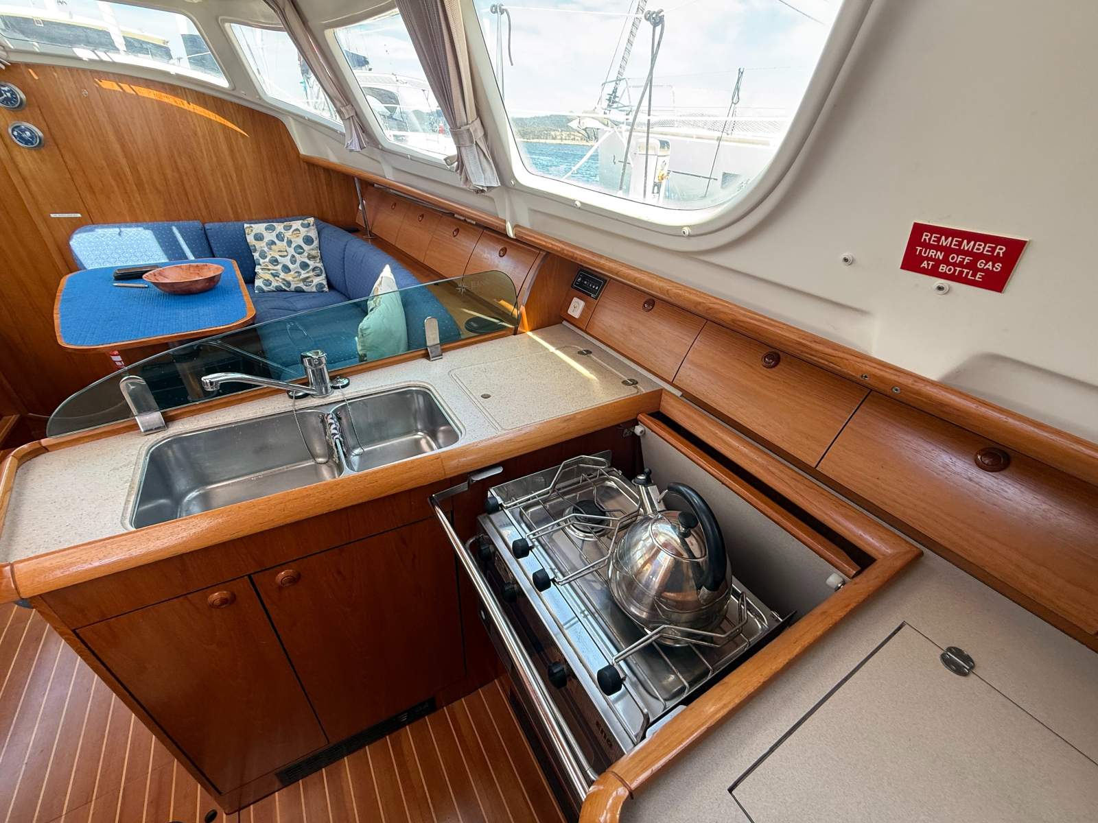 Jeanneau 40 Deck Saloon – Beatrice