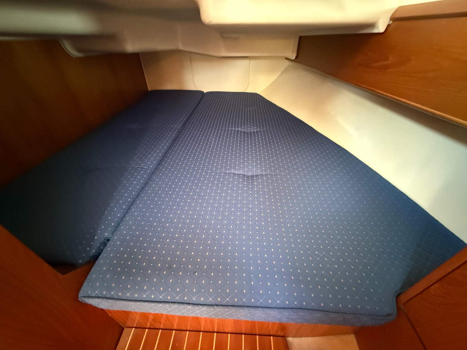 Jeanneau 40 Deck Saloon – Beatrice