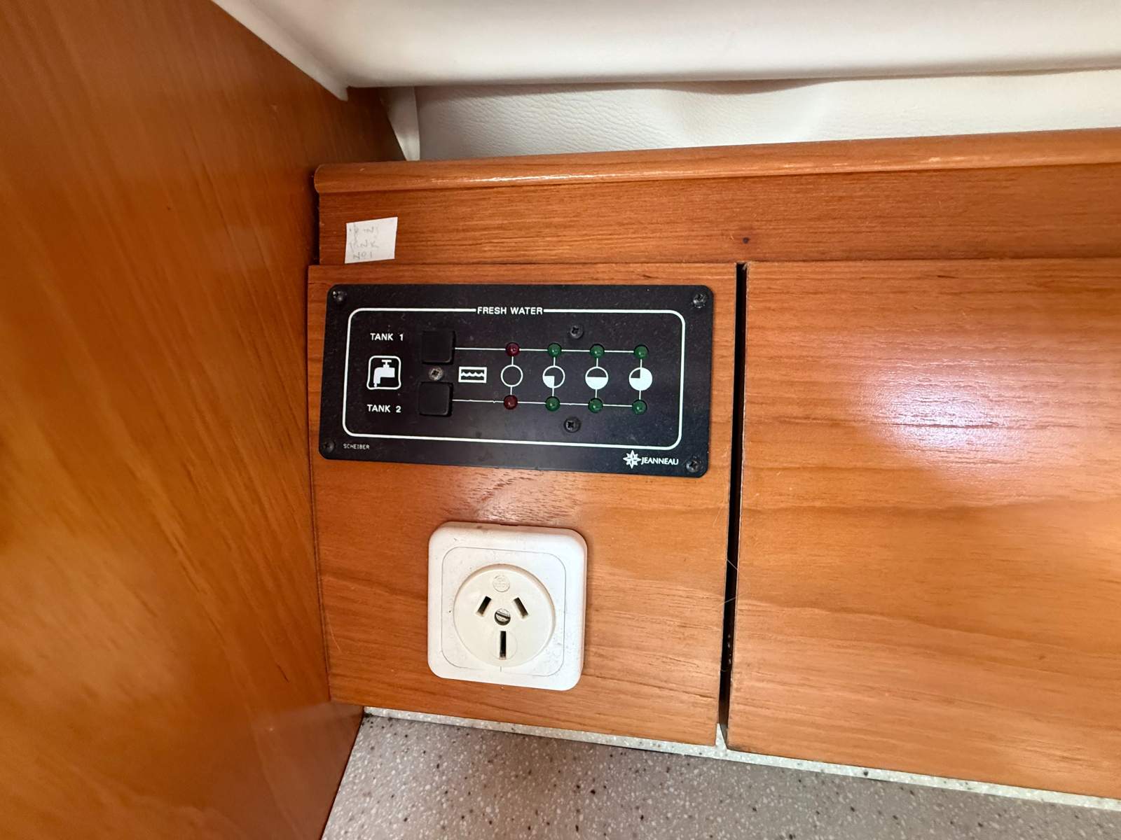 Jeanneau 40 Deck Saloon – Beatrice