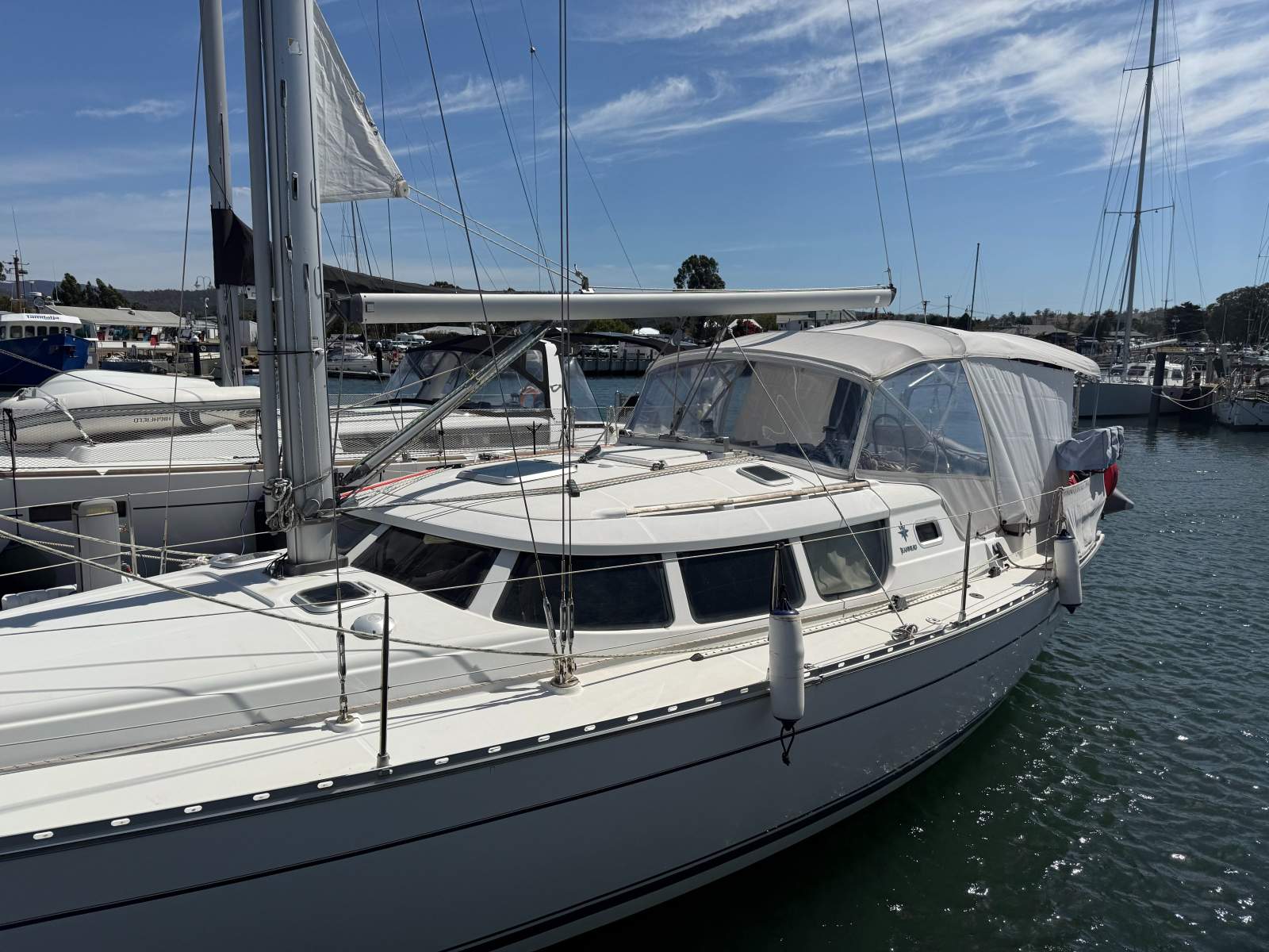 Jeanneau 40 Deck Saloon – Beatrice