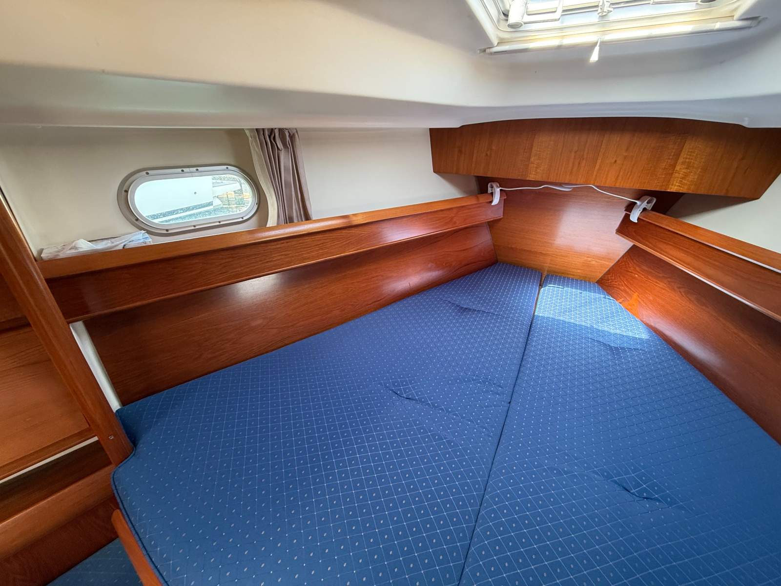 Jeanneau 40 Deck Saloon – Beatrice
