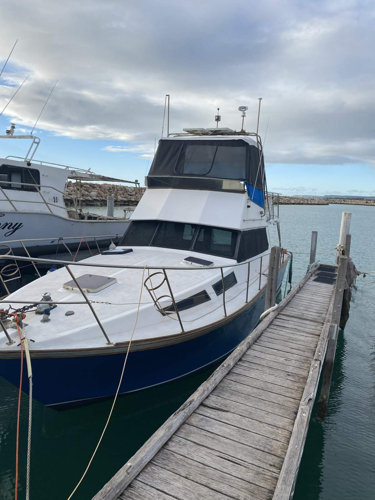 Roberts 38 Flybridge motor cruiser
