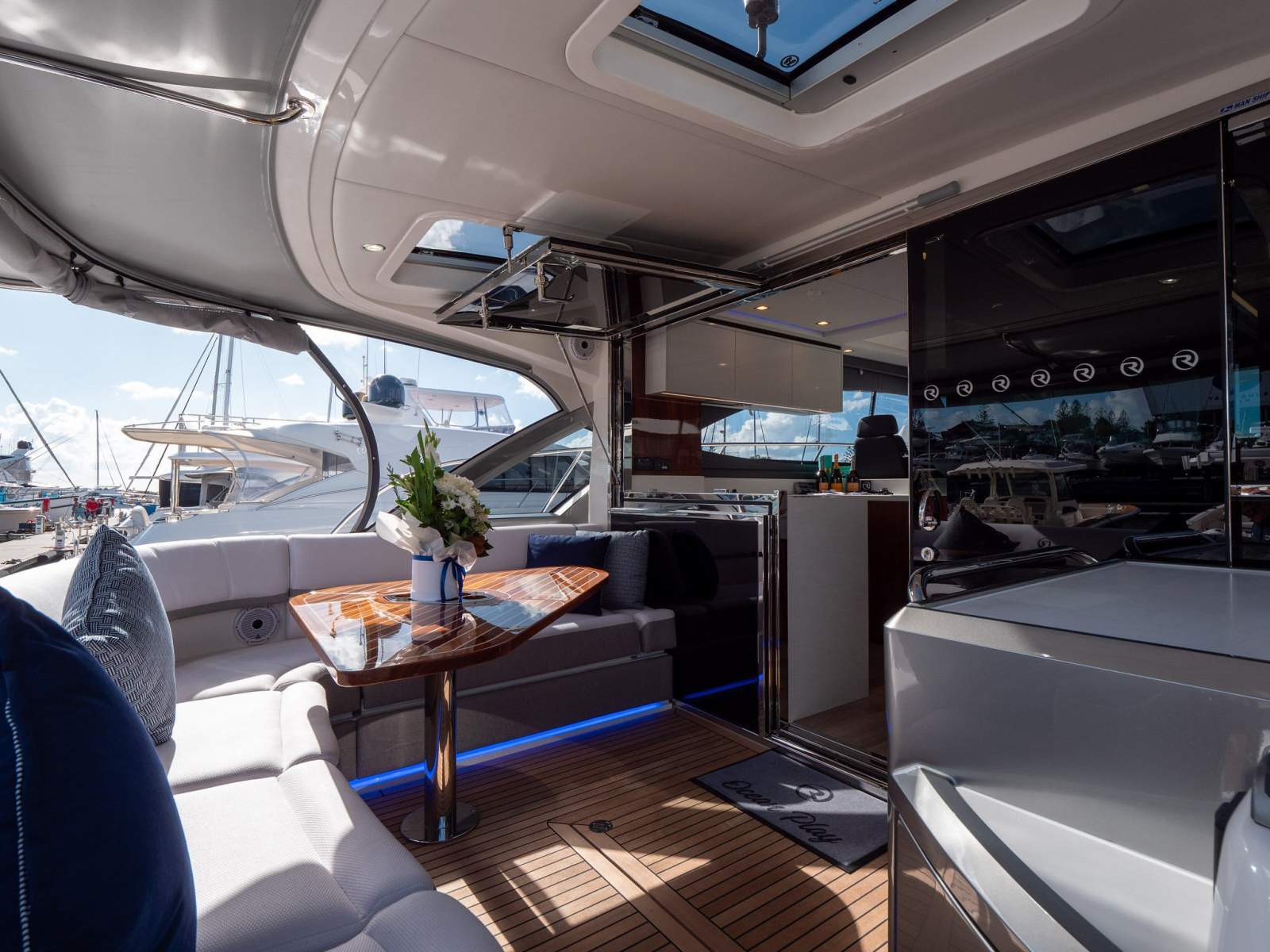 Riviera 4600 Sport Yacht Platinum Edition