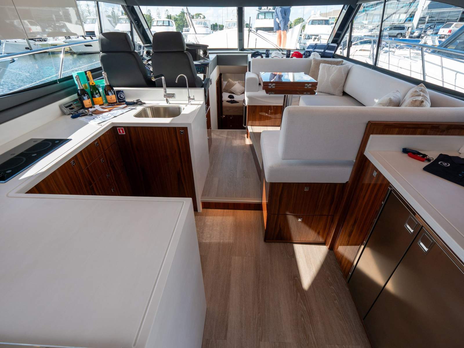 Riviera 4600 Sport Yacht Platinum Edition