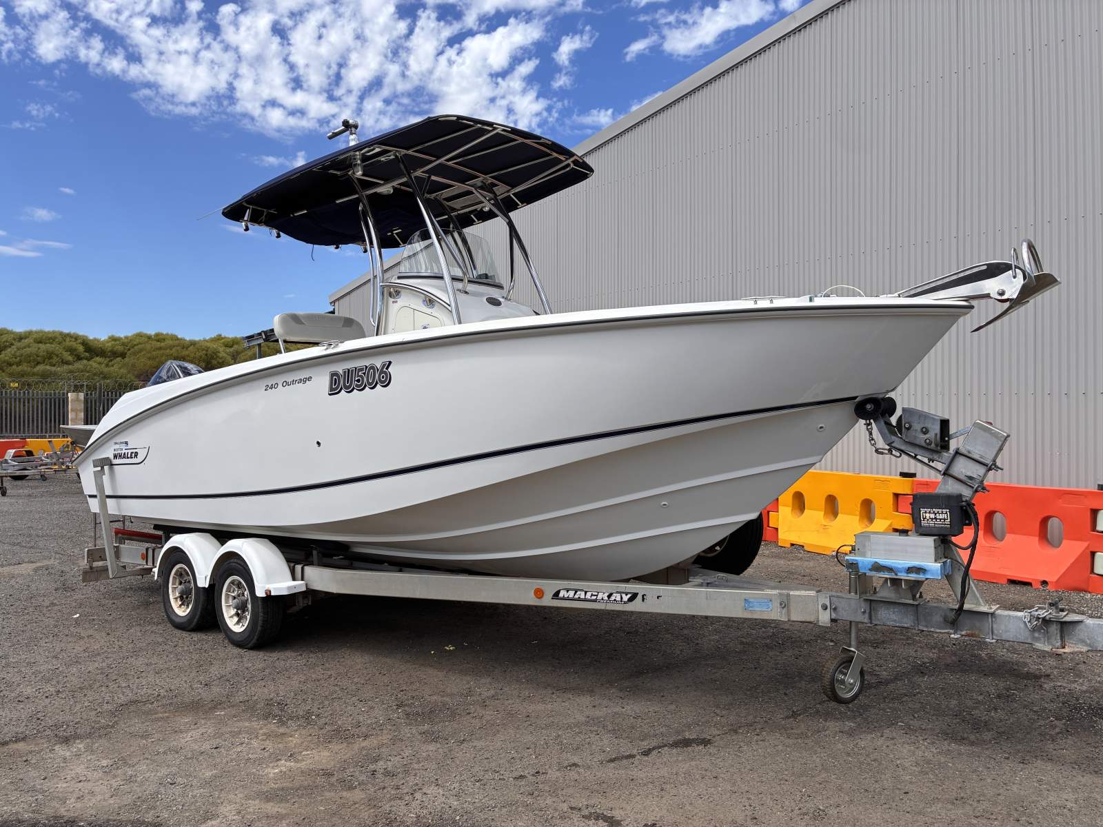 Boston Whaler 240 Outrage Best In Class. Repowered 2022