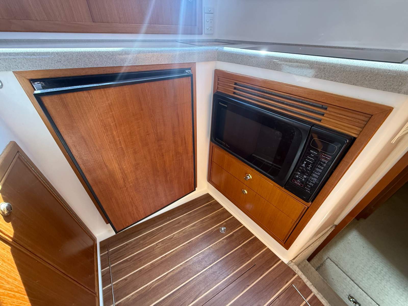 Riviera 39 Platinum (Series 2) Flybridge Cruiser – SAMEDI