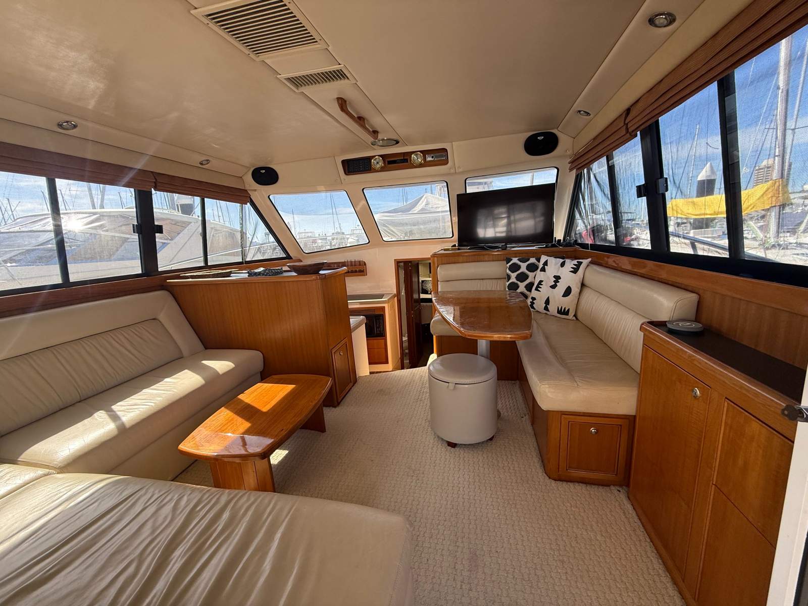 Riviera 39 Platinum (Series 2) Flybridge Cruiser – SAMEDI