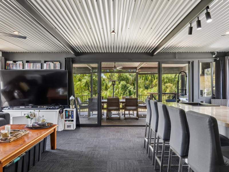 2022 Custom 21m Private Houseboat