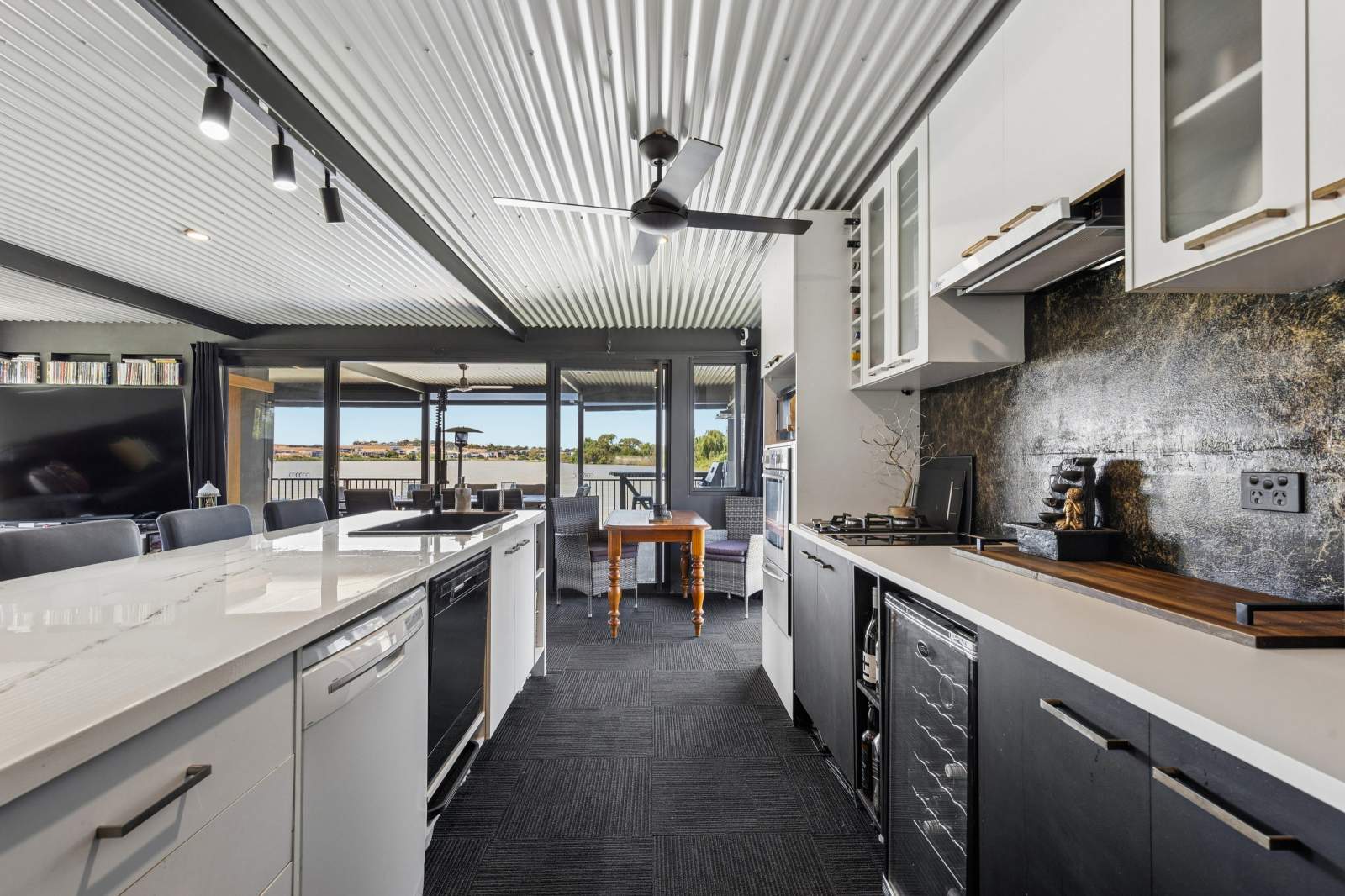 2022 Custom 21m Private Houseboat