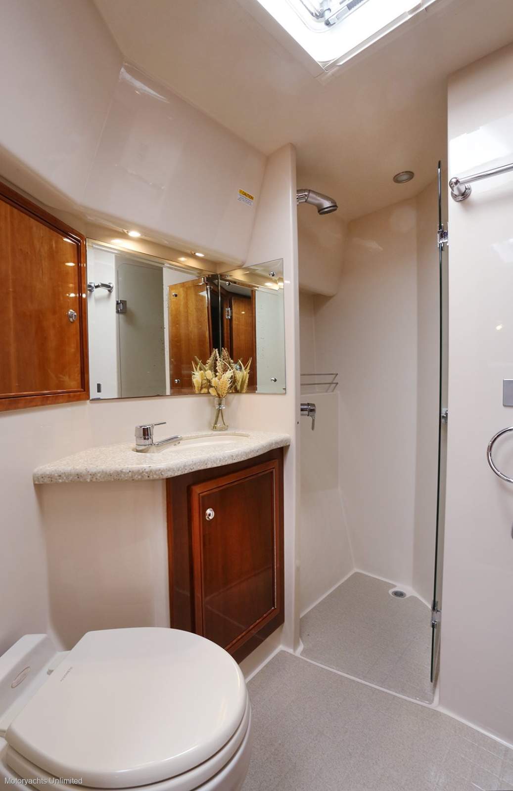 Riviera 58 Enclosed Flybridge Stunning four cabin three bathroom ...