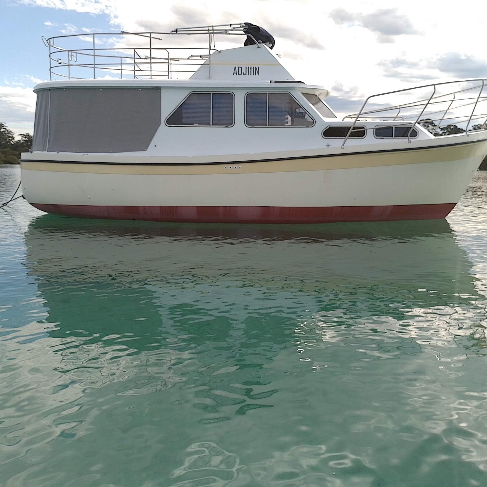 Cuddles 30 Flybridge Cruiser