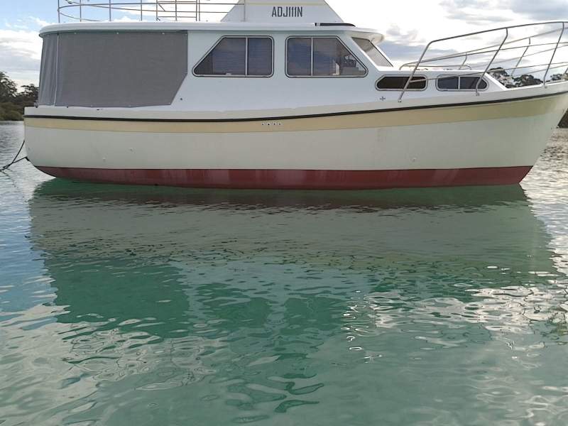 Cuddles 30 Flybridge Cruiser