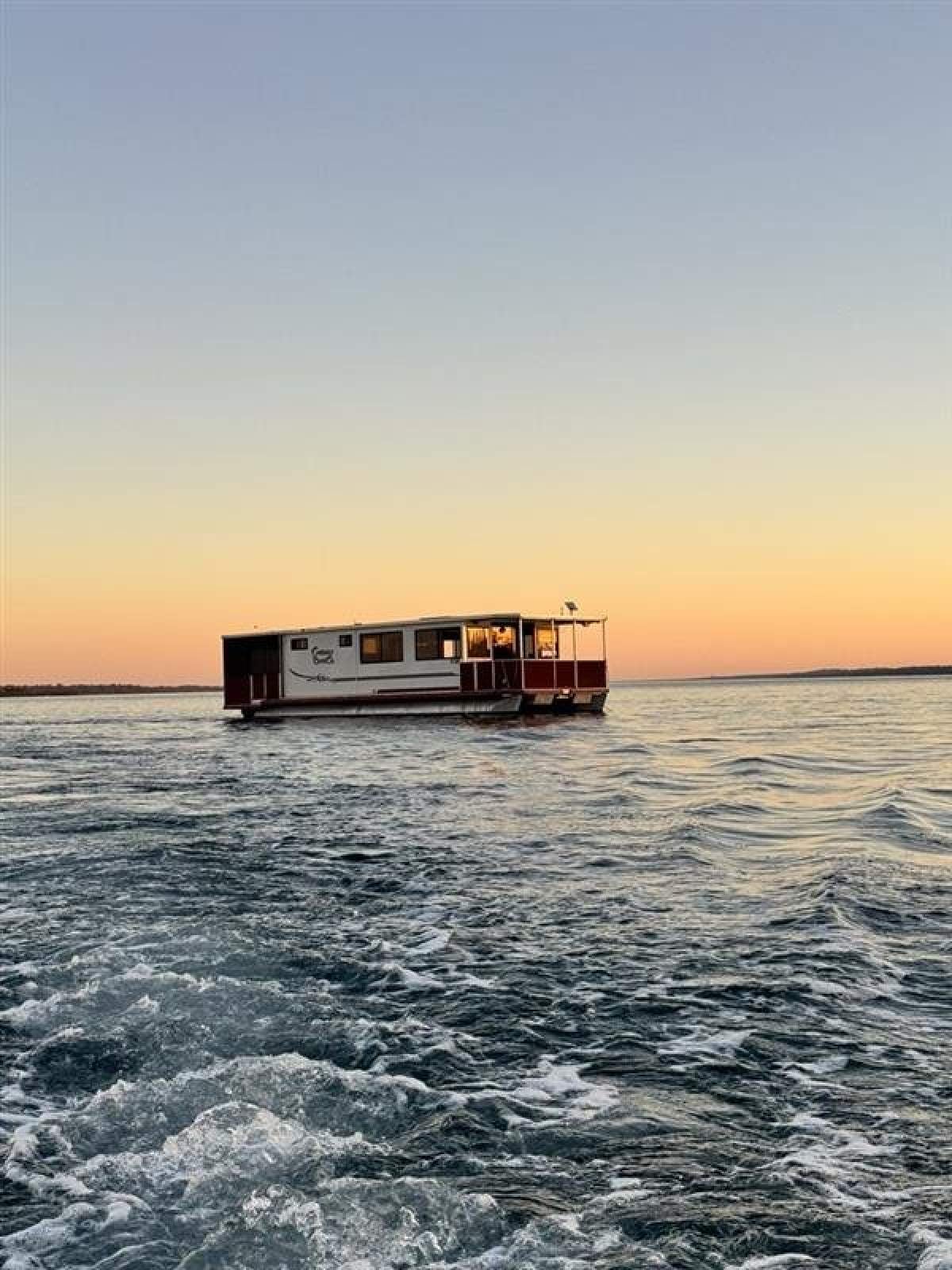 Crabby Beach- Custom lifestyle houseboat