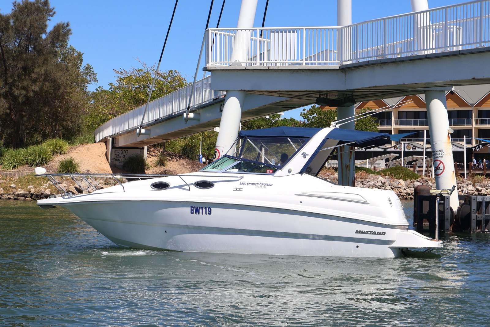 Mustang 2800 Sportscruiser - Optional Sea Pen!