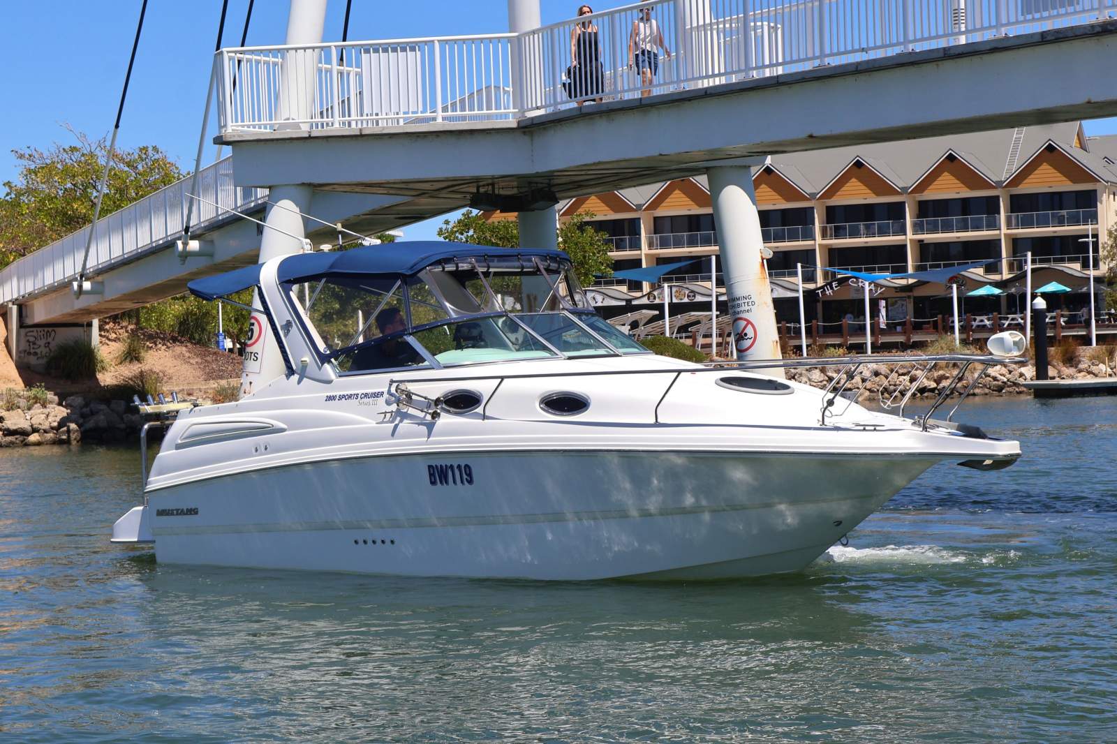 Mustang 2800 Sportscruiser - Optional Sea Pen!