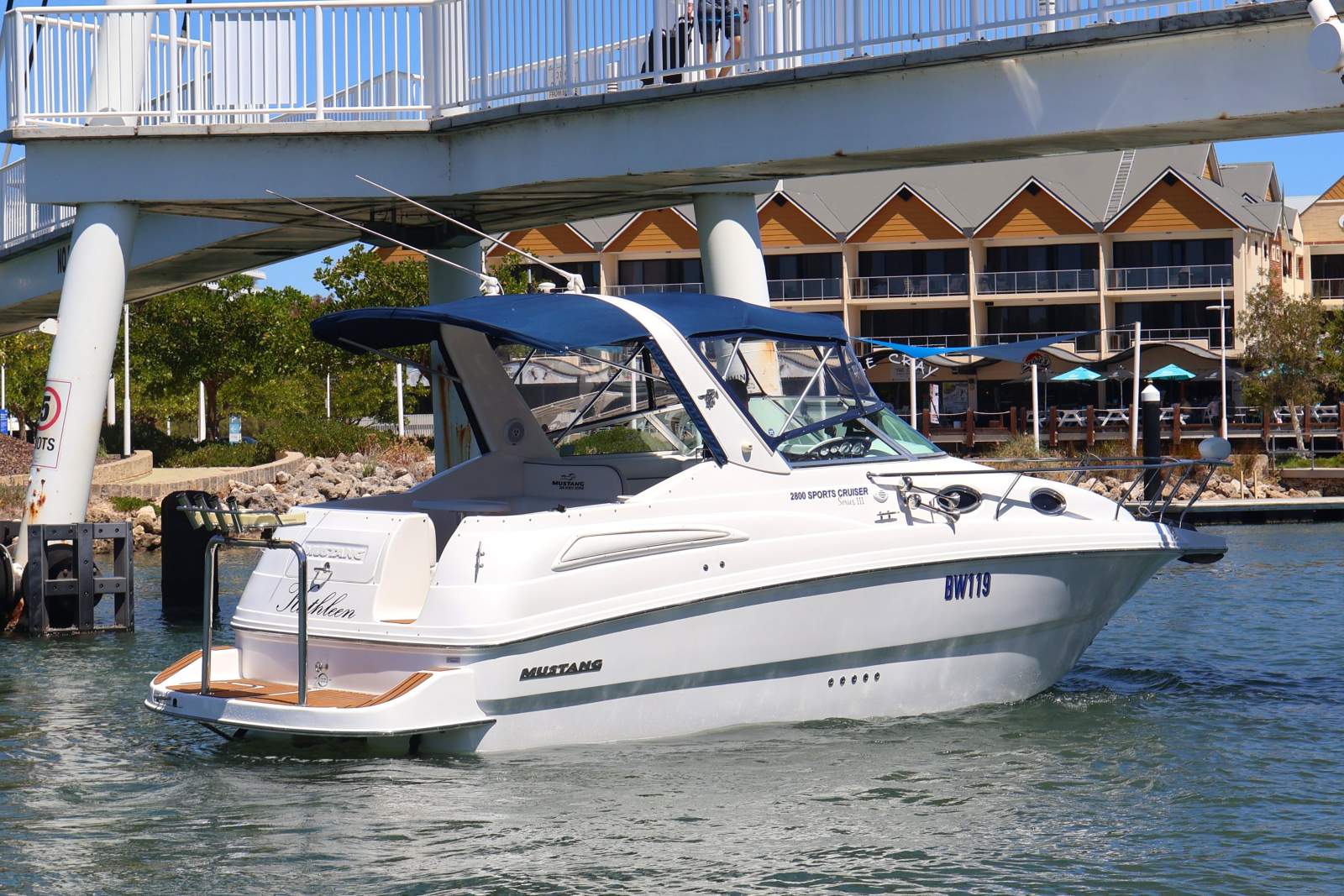 Mustang 2800 Sportscruiser - Optional Sea Pen!
