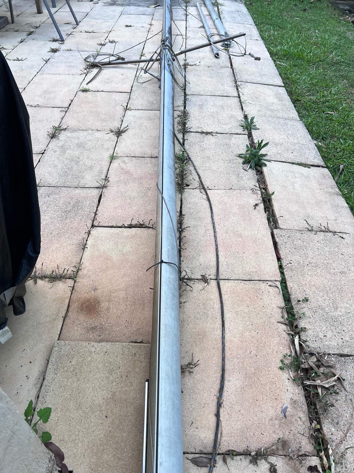 Yacht mast with plate and boom