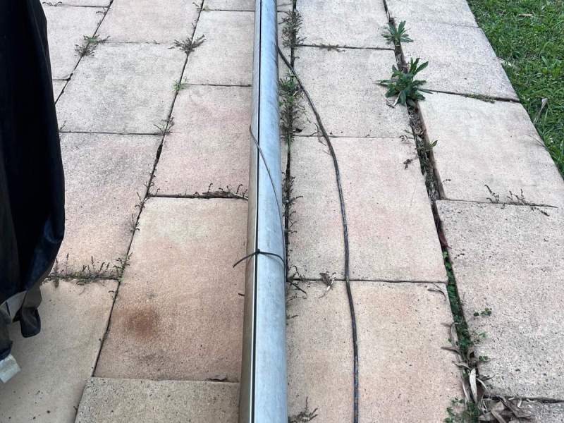 Yacht mast with plate and boom