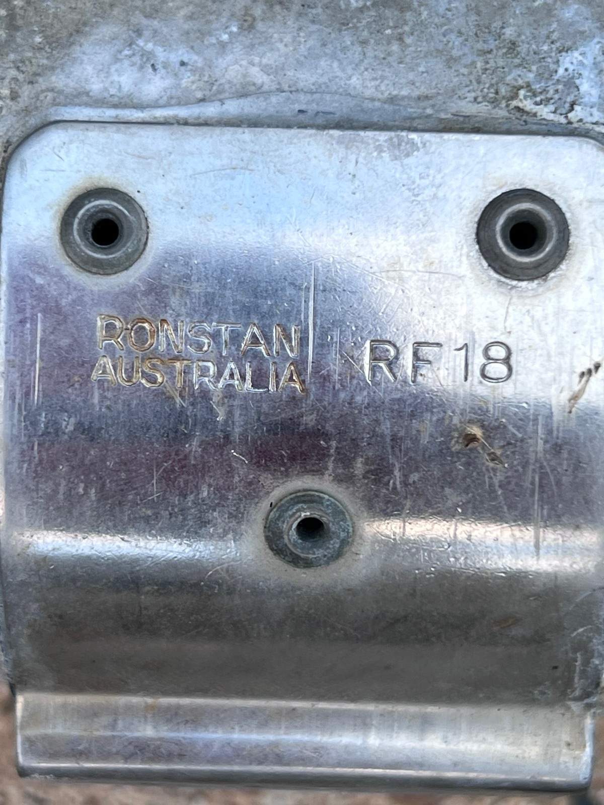 Yacht mast with plate and boom