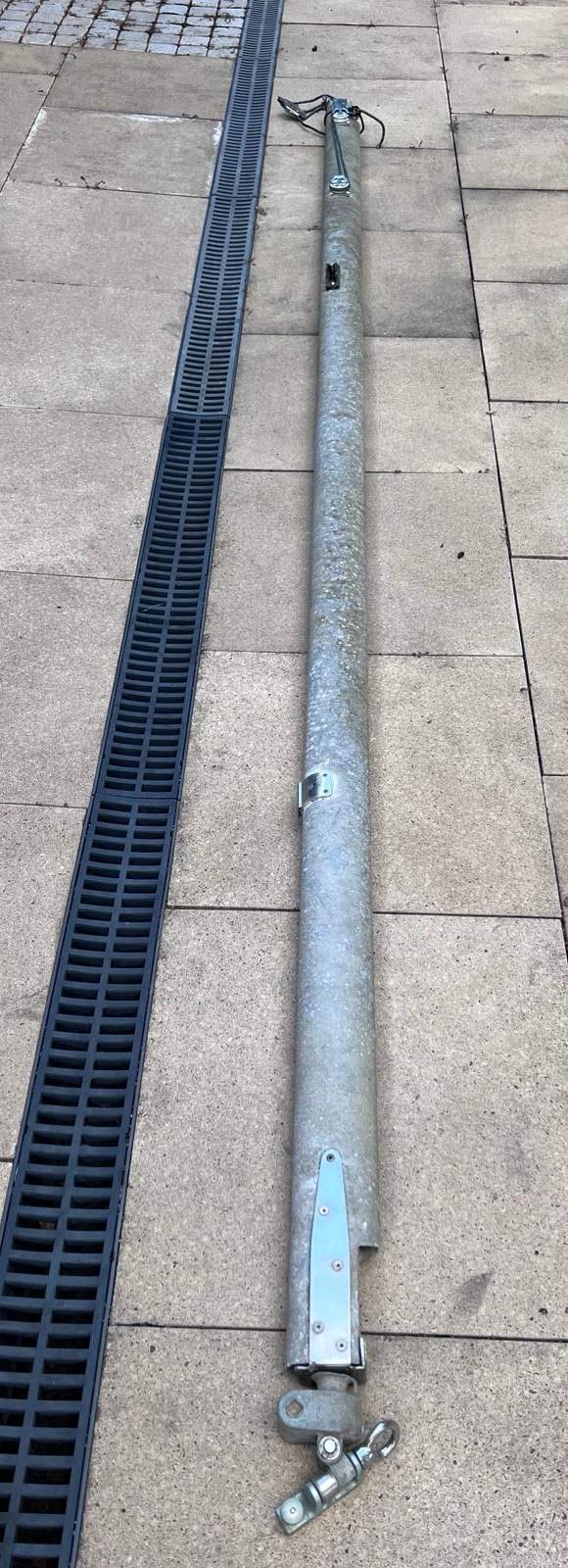 Yacht mast with plate and boom