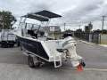 Tournament Series 5200 2000 model neat clean vessel 90hp 2 str Johnson