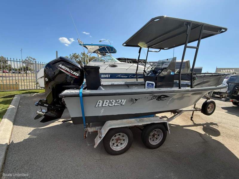 Pacemaker Center Console GREAT DECK SPACE VERY LOW 4 STROKE ENGINE HOURS