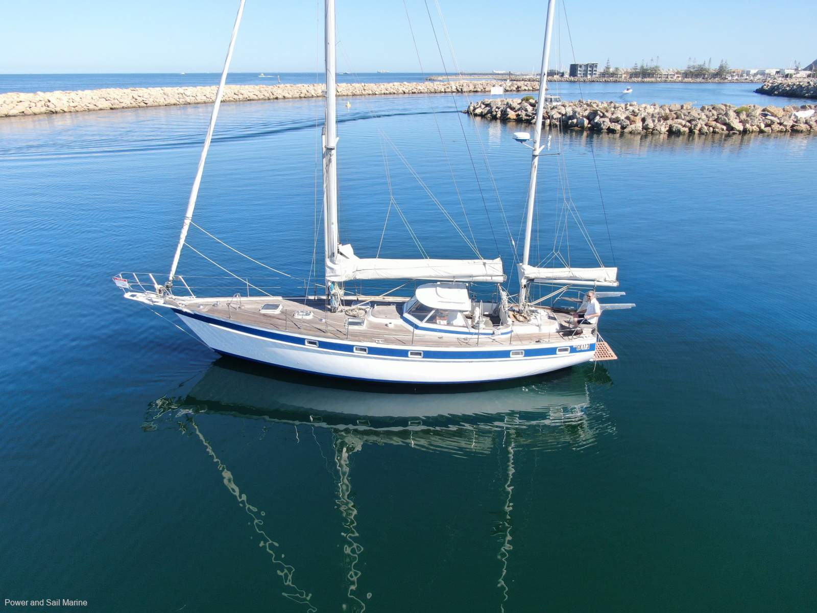Hallberg-Rassy 42 Superb comfortable blue water cruiser