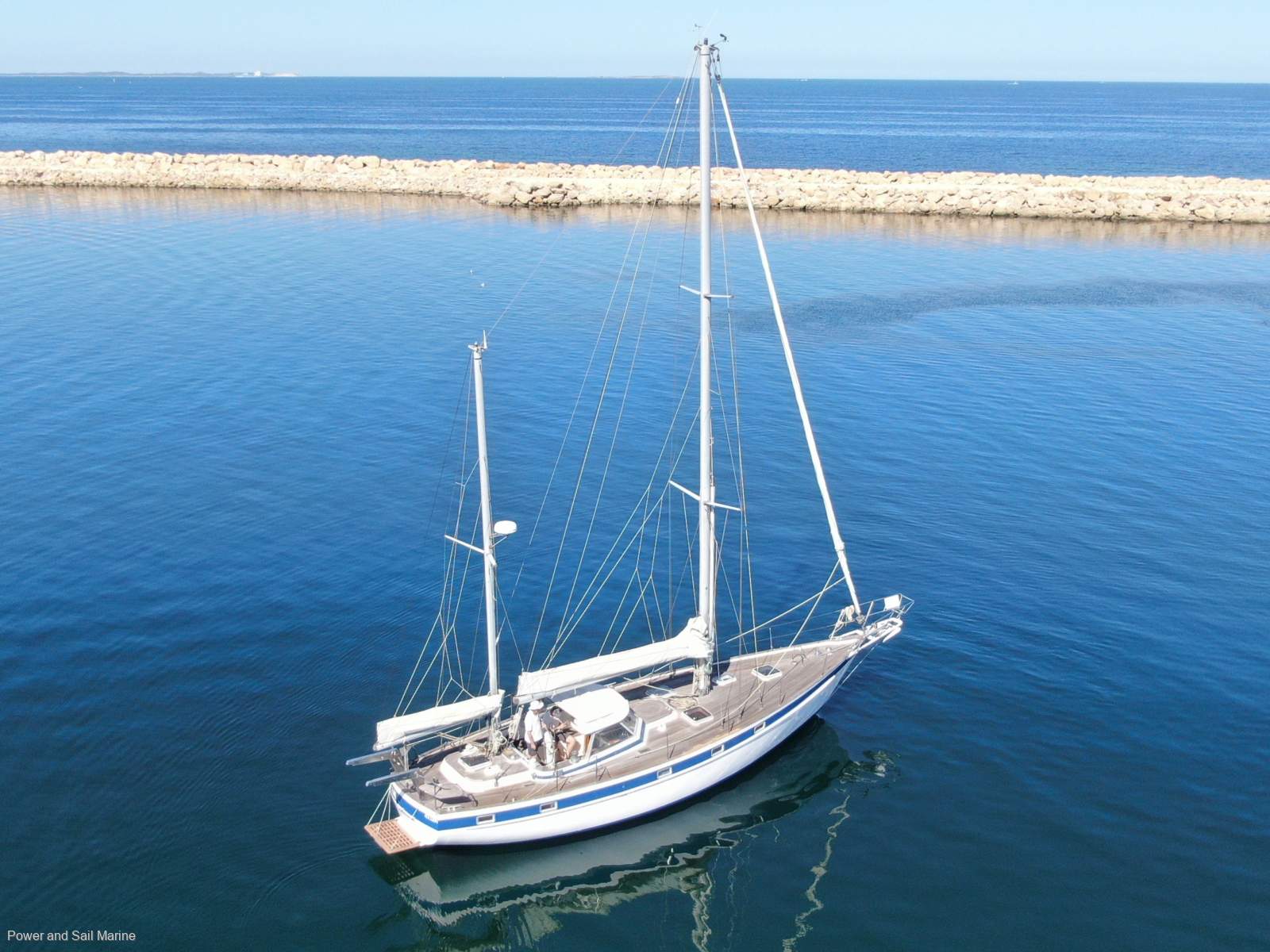 Hallberg-Rassy 42 Superb comfortable blue water cruiser