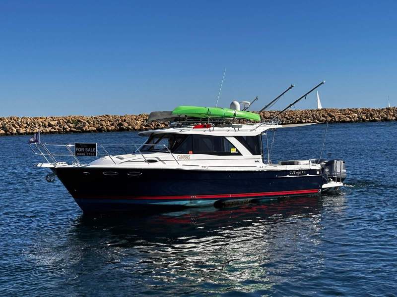 Cutwater 302 Sport Coupe Twin Yamaha 300s, Thrusters, Generator, Air Con